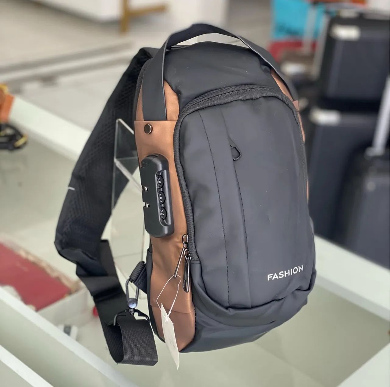 Bolsa de peito pochete transversal com cadeado senha - Foto 4