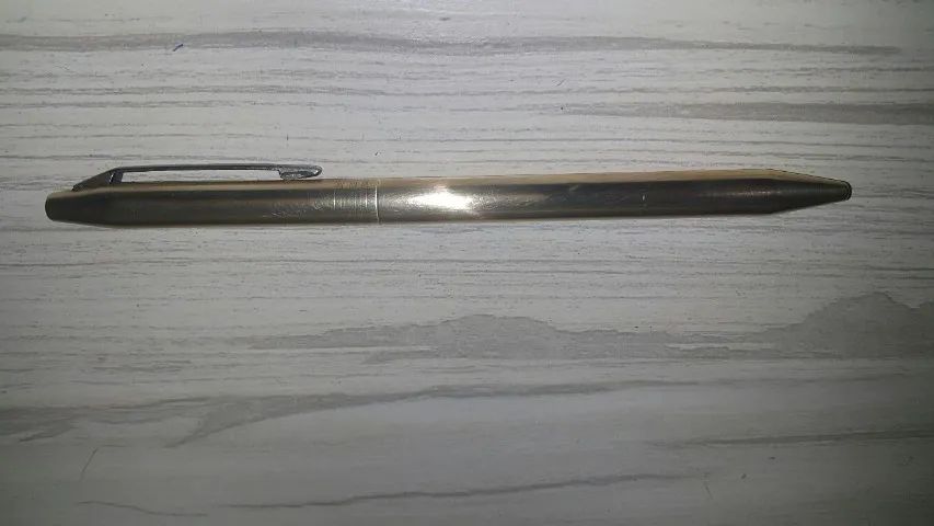 Caneta esferográfica Chromatic dourada americana com tinta vermelha e azul anos 70