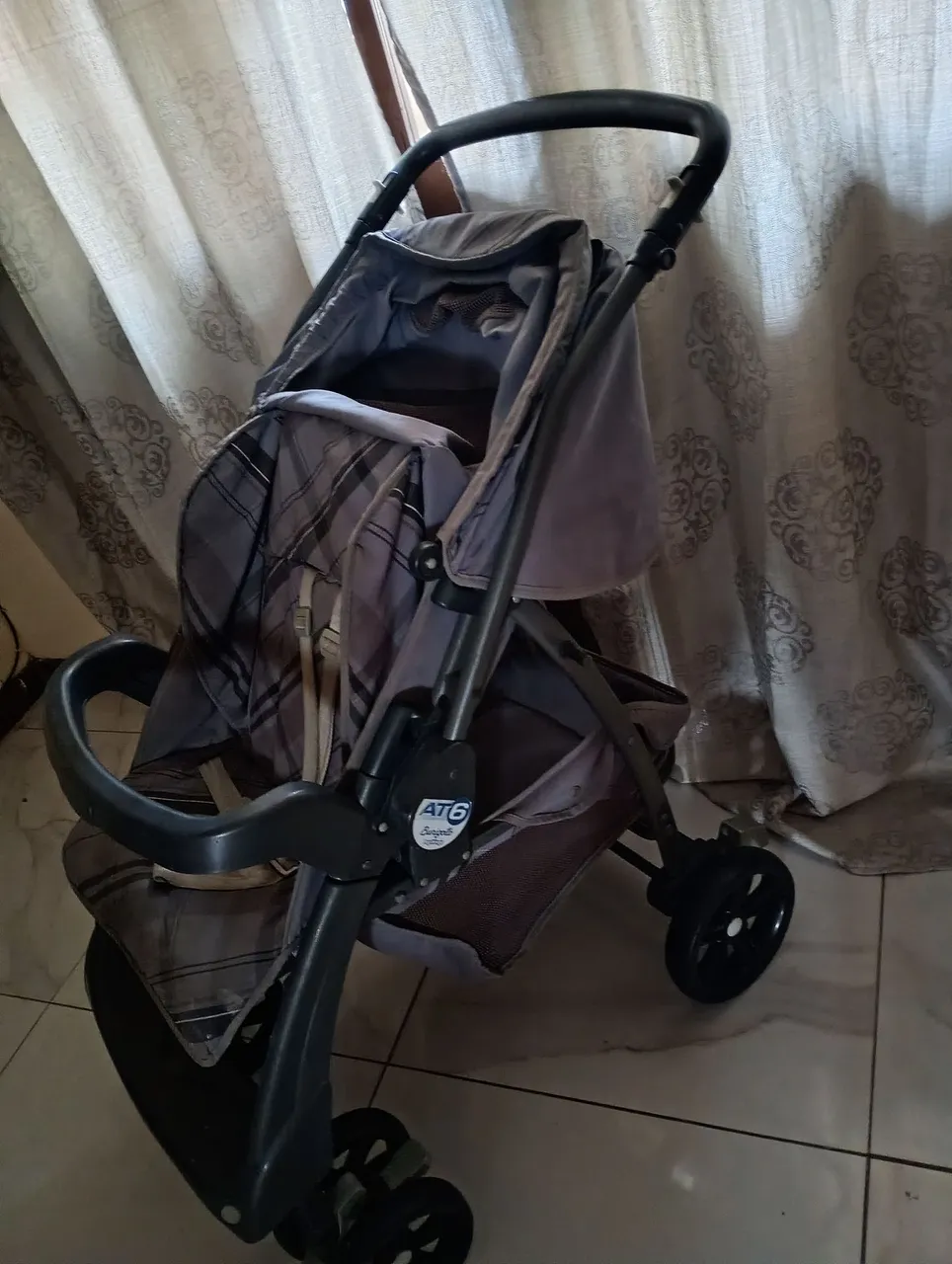 Carrinho de bebê compacto e prático