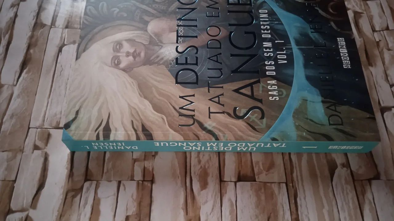 Um Destino tatuado em sangue( Saga dos sem destino Vol.1), de Danielle L. Jensen. - Foto 4