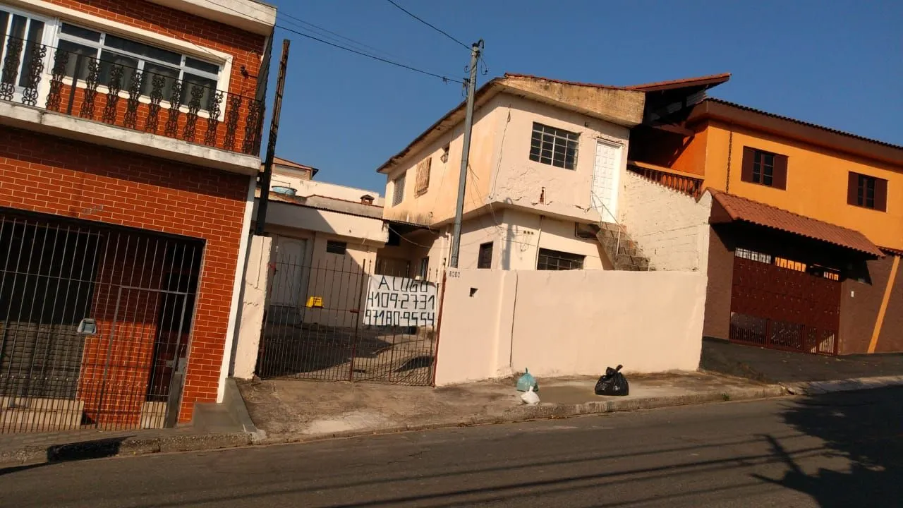 Ótima localização com vaga de garagem (casa para locação)