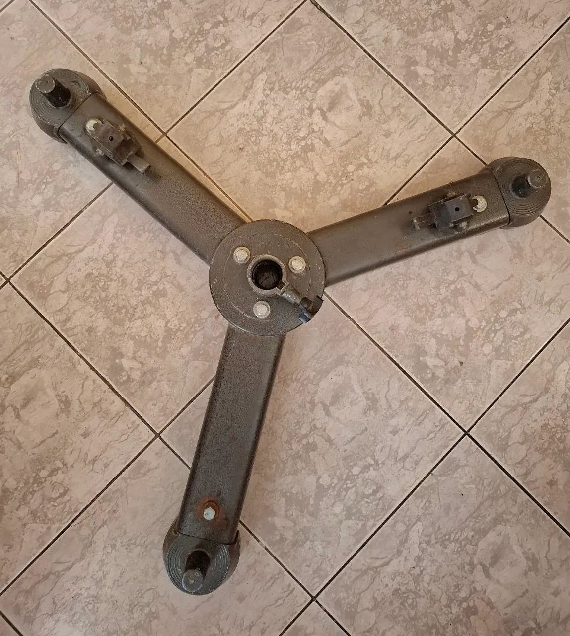 Tripé para iluminação de estúdio com rodízios 