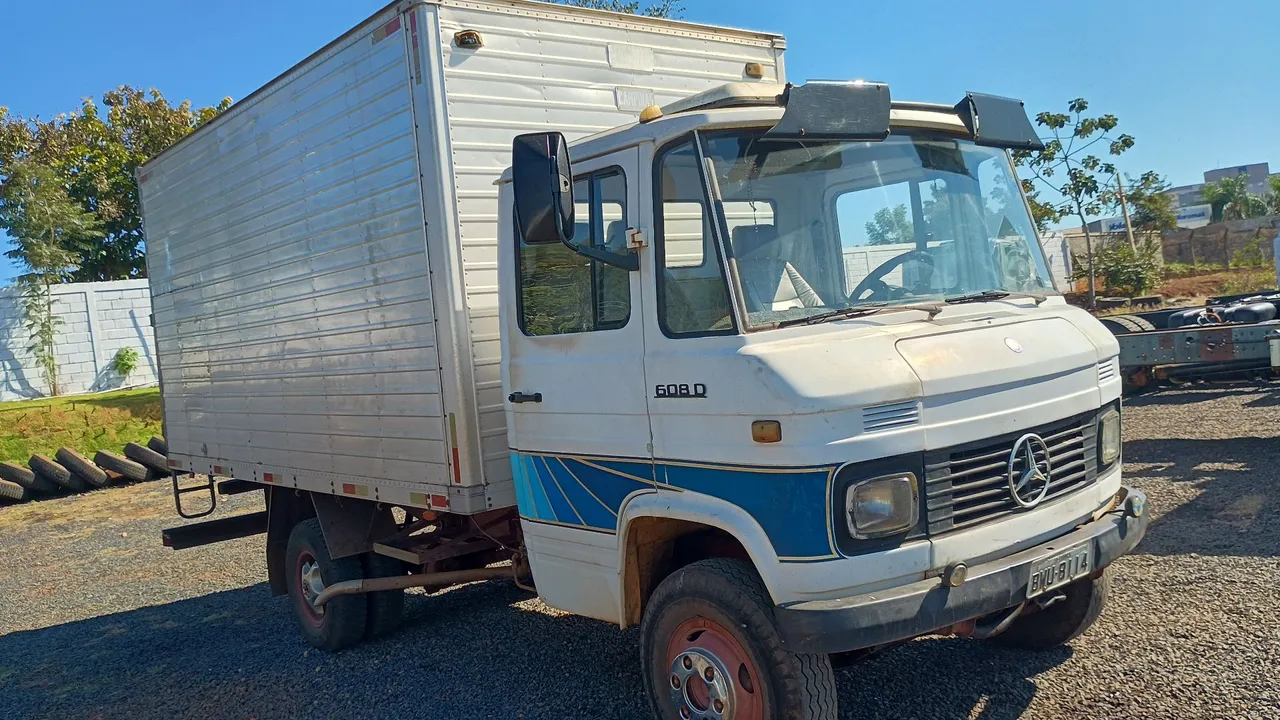 Caminhão M.Benz 608 baú 1977