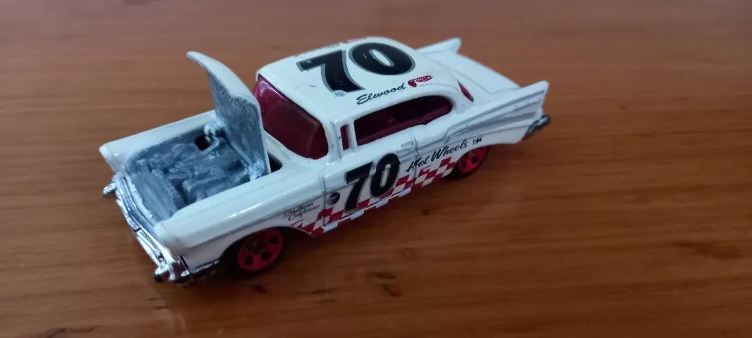 '57 Chevrolet Bel Air - Hot Wheels 2008 Auto Affinity: Rockin' Rods -  Abre o capô - Foto 4