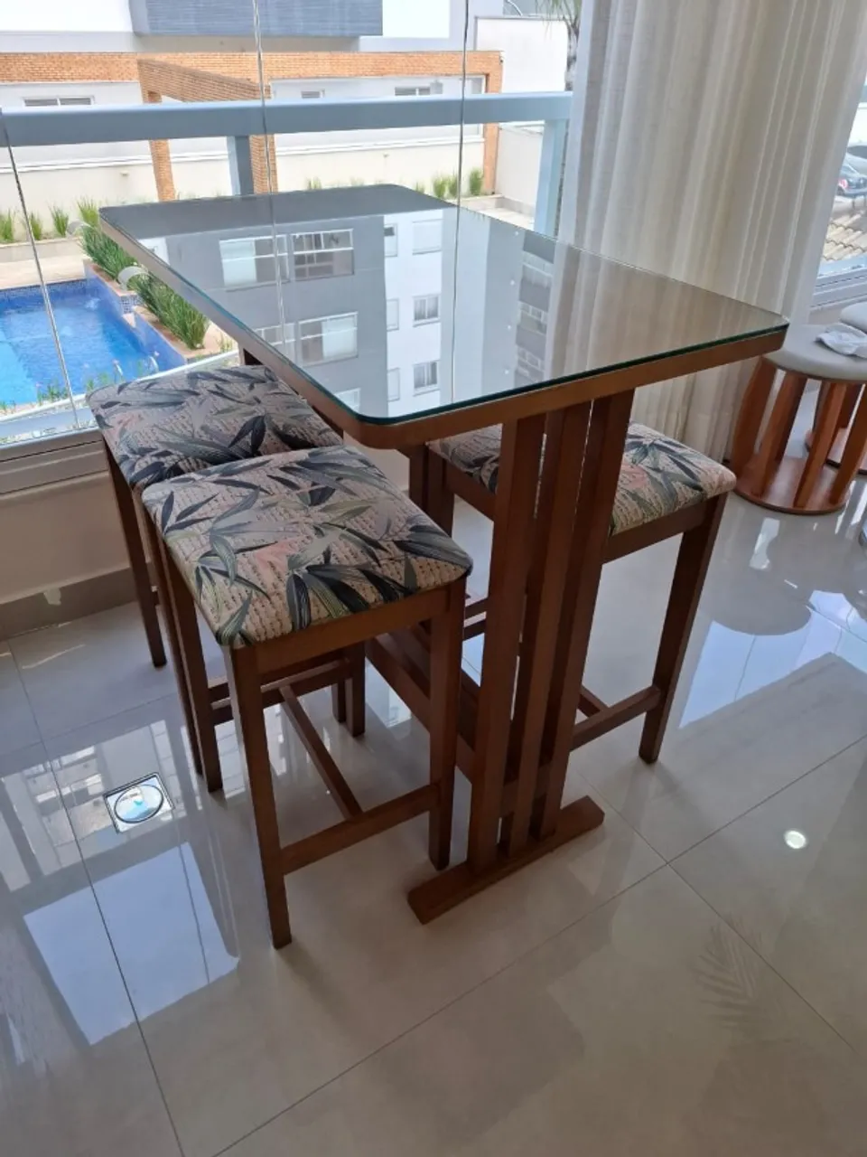 Mesa Bistro com 4 banquetas (Nova). Mesa com 1,0 por 0,60 mts