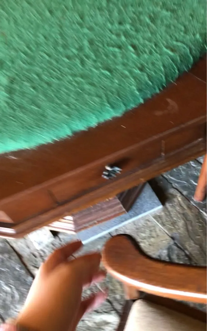 Mesa de madeira com tampo verde
