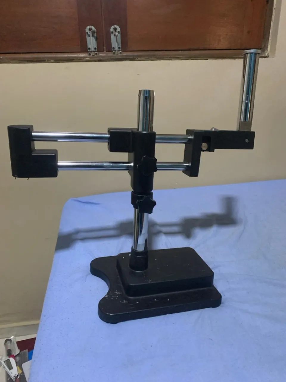 Suporte articulado para microscópio 