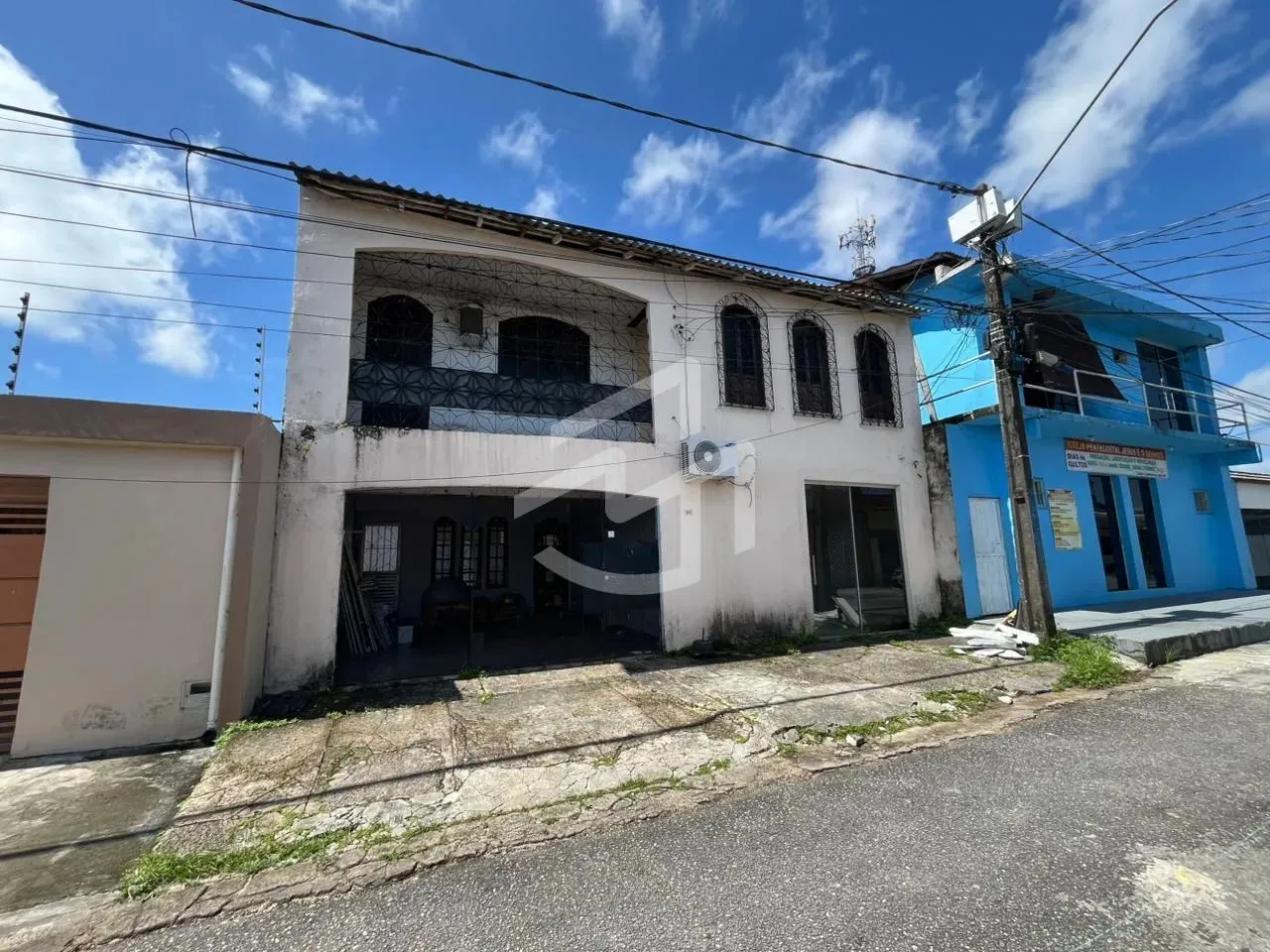 CASA COM 3 QUARTOS E PONTO COMERCIAL PARA LOCAÇÃO NO CONJUNTO BENJAMIM SODRÉ POR R$ 2.800,
