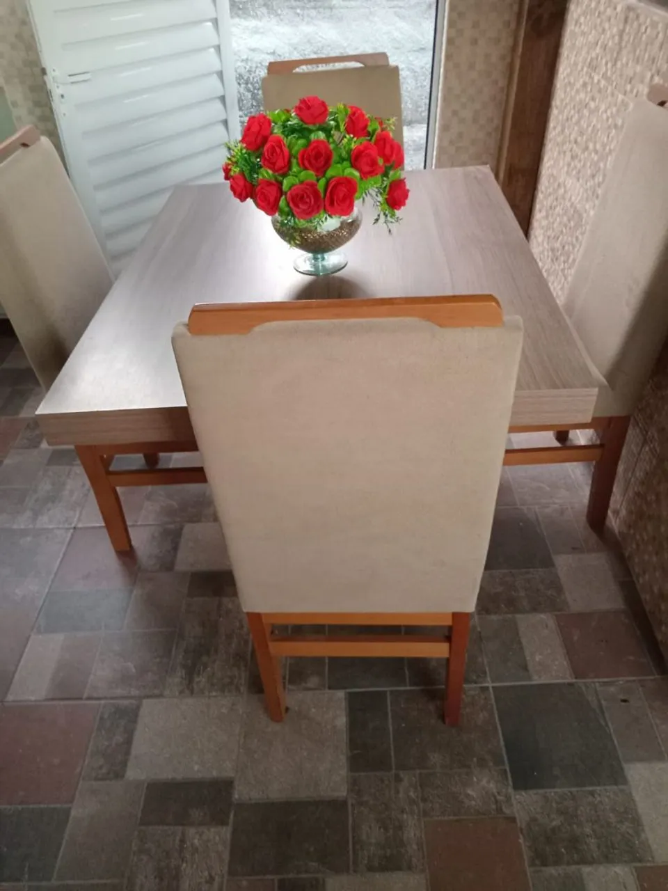 Linda Mesa de Jantar com 4 cadeiras estofadas