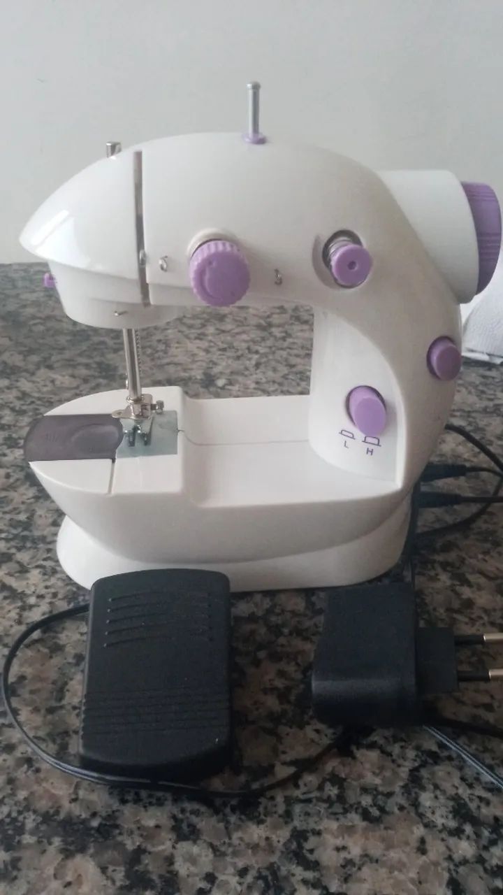 Carcaça + utensílios da Mini Máquina de Costura