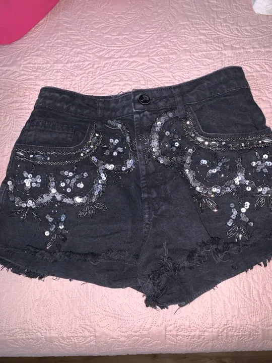 Short Jeans Preto Bordado em Paetês