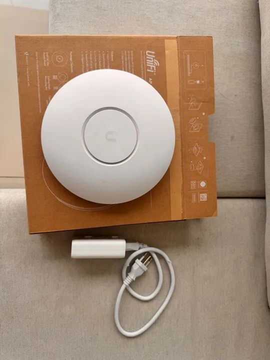 Roteador Wi-Fi UniFi AP AC Lite com switch Poe Bivolt