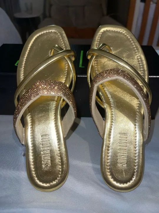 Sandália da Santa Lola nova