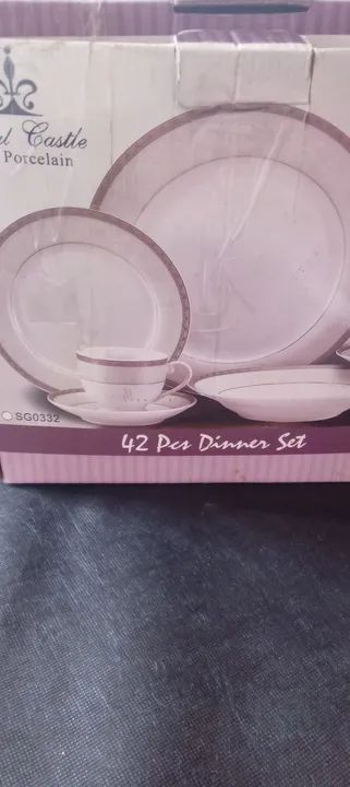 Royal Castle Fine Porcelain. 