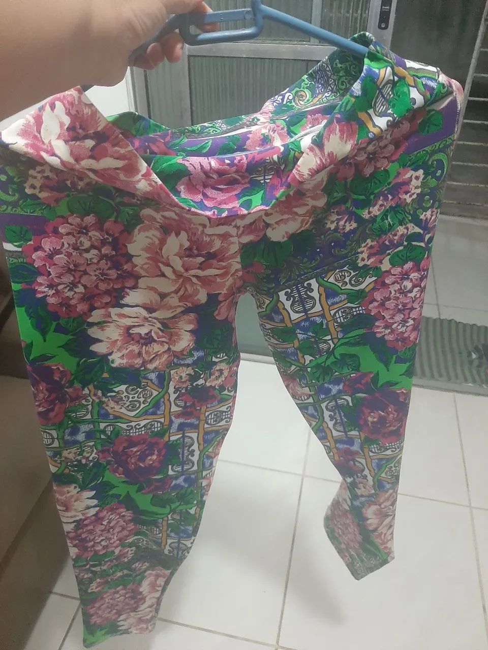 Calça estampada floral tamanho G - Foto 2