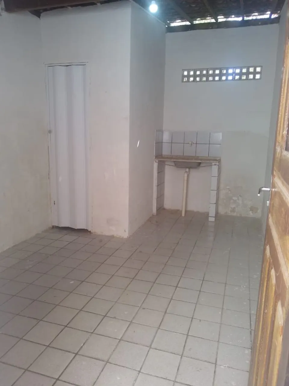 Kitnet na Praia - Quarto e WC   / 600 reais Já incluso água e energia 