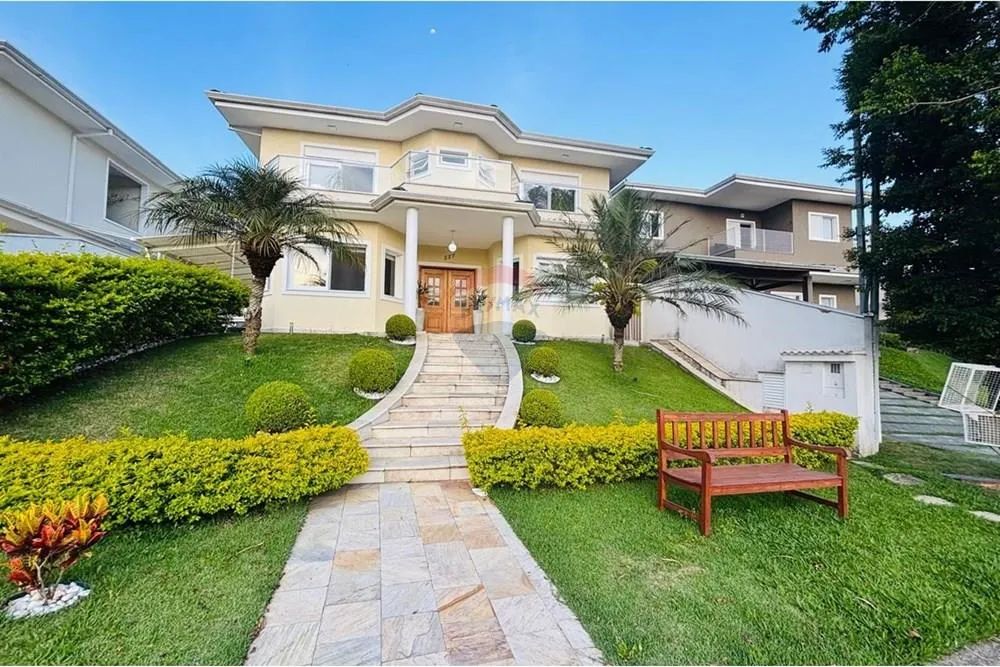 Casa com 4 suítes para locação no Golf Village - Granja Viana