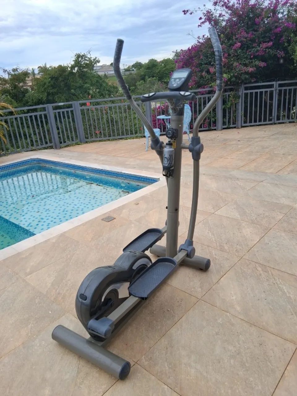 Elíptico E3 Movement, Cinza, em Aço, com Display (Usado) - Foto 4