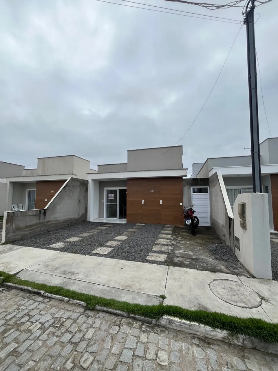 Casa de 2/4 sendo 2 suítes no condomínio América House.