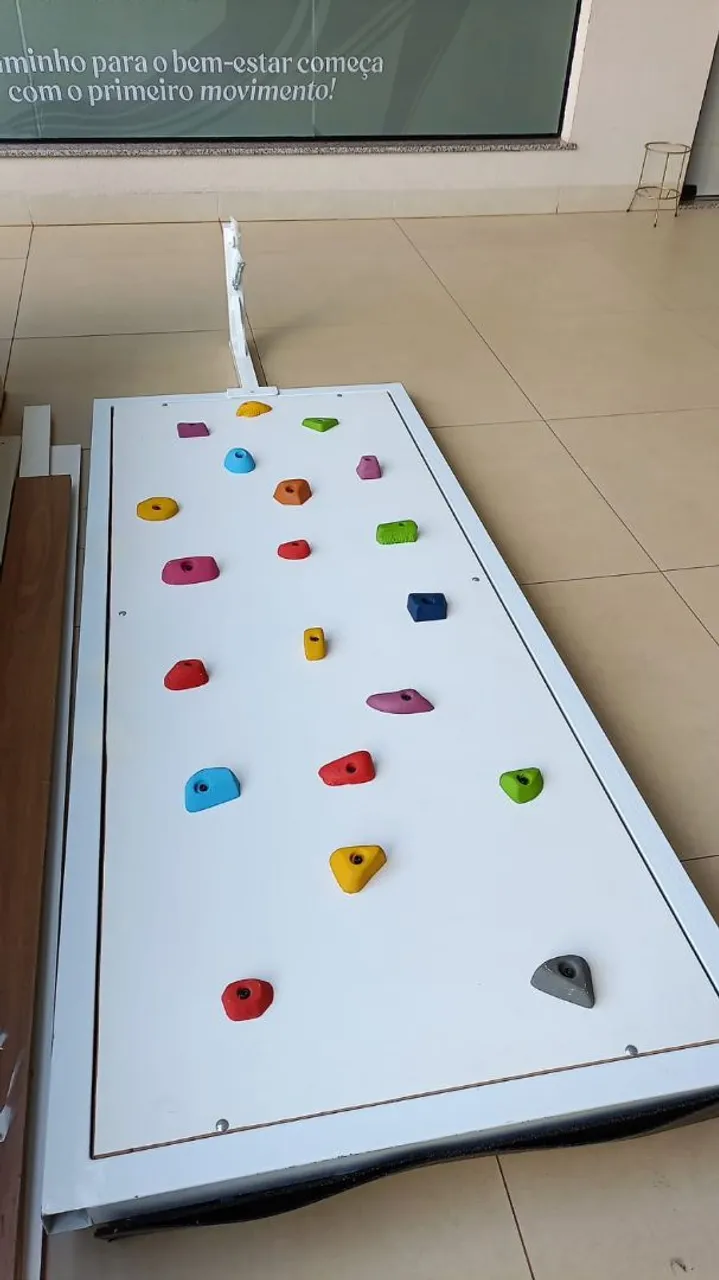 Parede de Escalada Infantil - Diversão e Aventura!