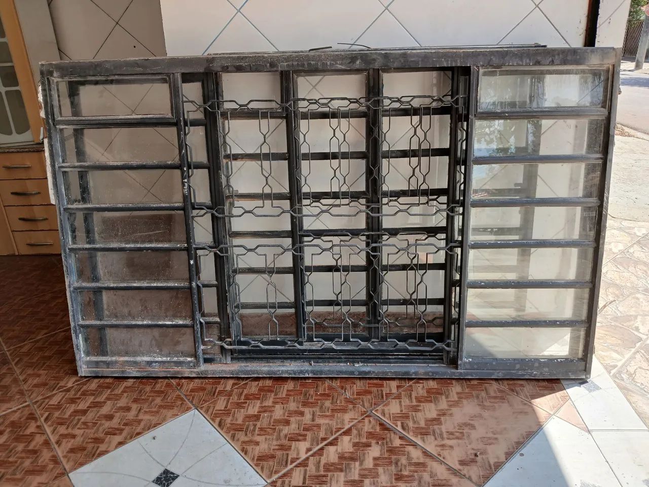 Janela de madeira com venezianas - Foto 3