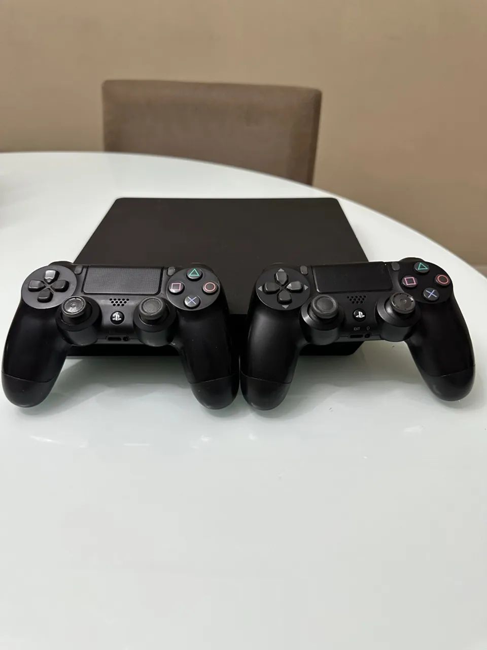 PlayStation 4 1Tb com 2 controles  - Foto 5