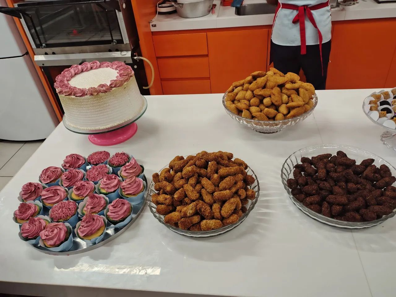 Faço bolos e tortas decoradas pra eventos 