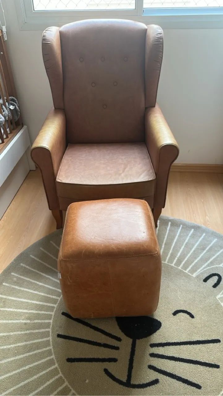Poltrona e Puff couro Marrom