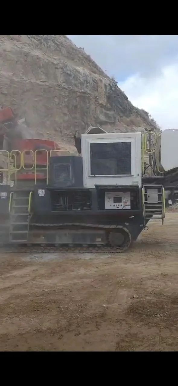 conjunto de britagem sobre esteiras sandvick secundária 