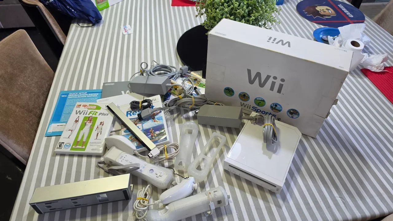 Wii completo com dois controles, jogos e Wii fit plus - Consoles