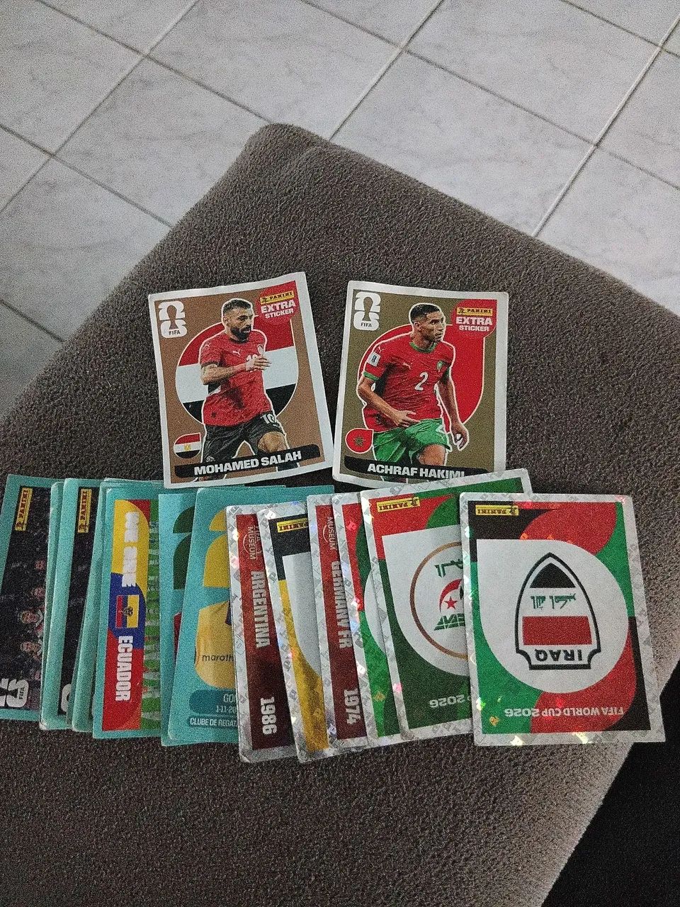 Compre duas catas da panini dourado e bronze e leva mais dezesseis cartas de graça 