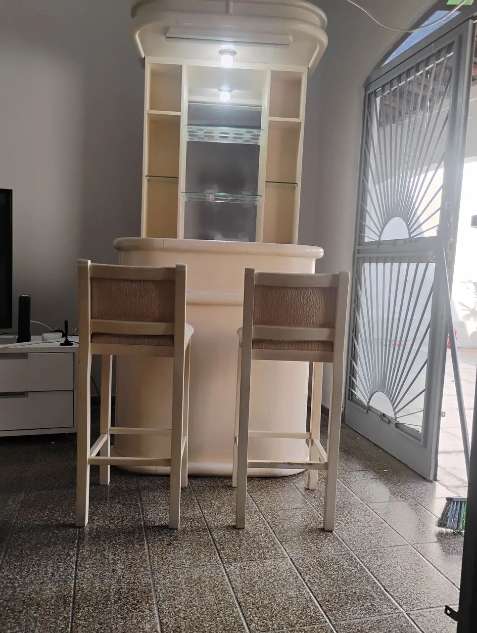 Barzinho antigo completo com 2 cadeiras. - Foto 3
