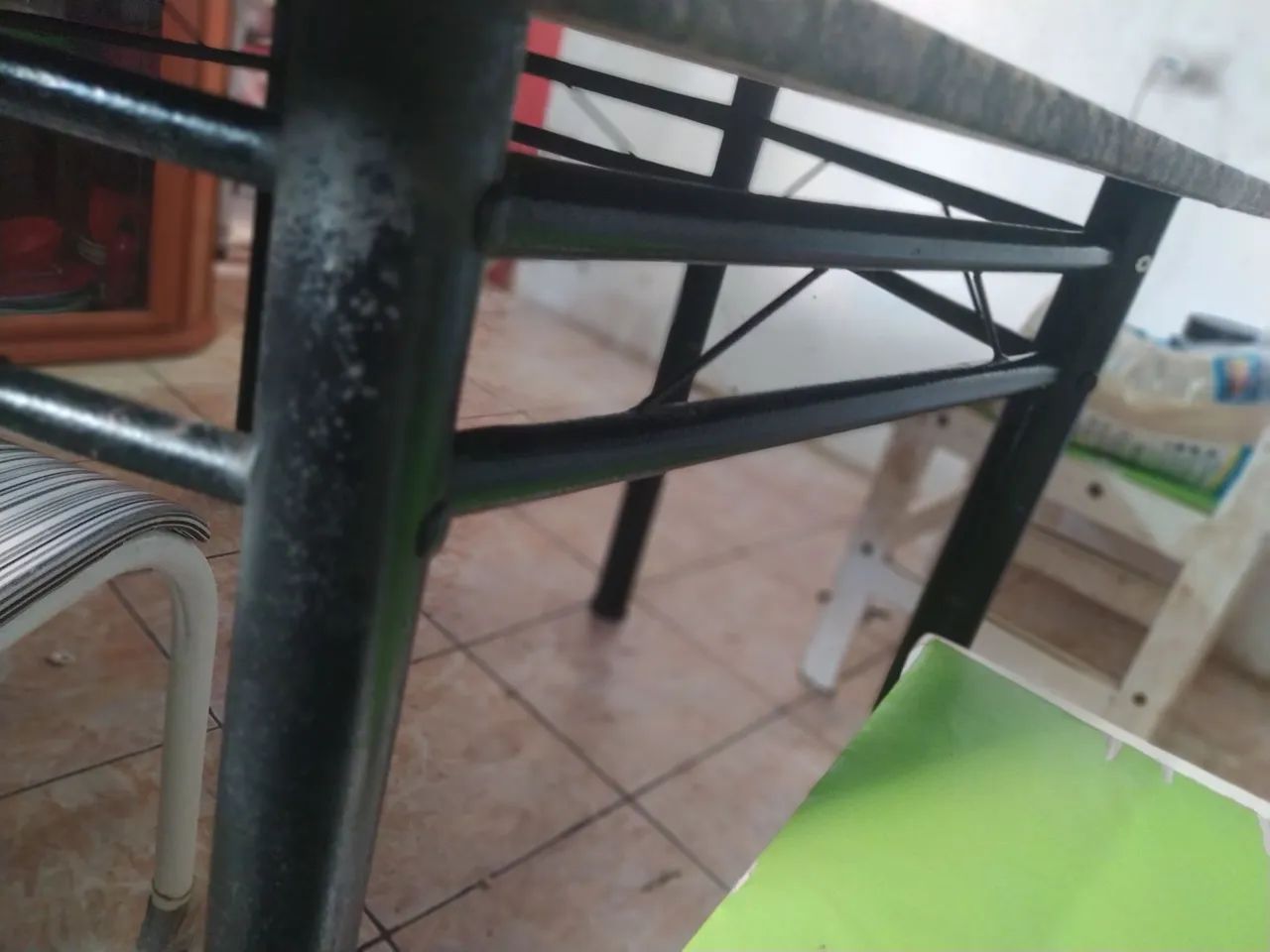 Mesa com tampo de granito preto/cinza - Foto 2
