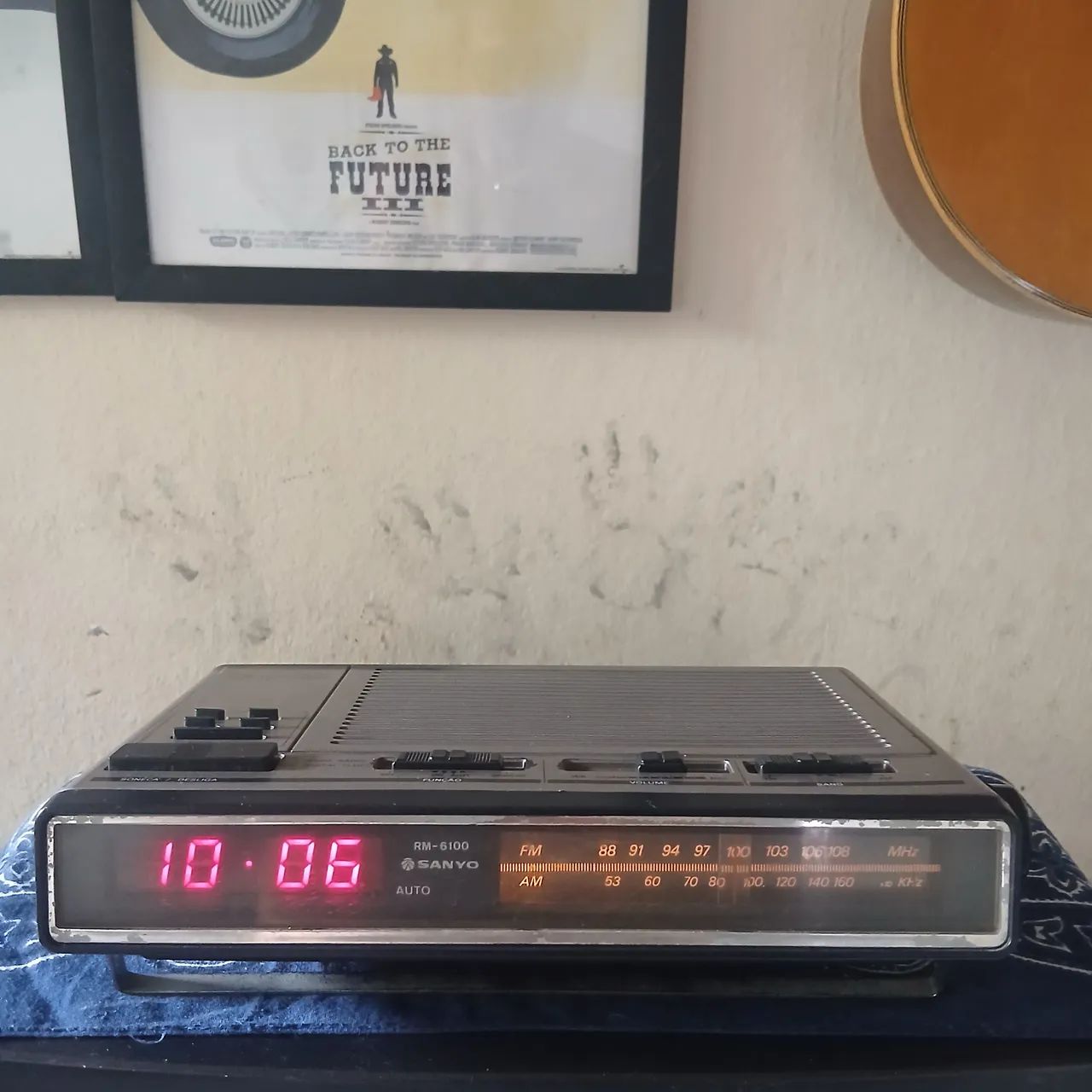 Rádio Relógio Sanyo.