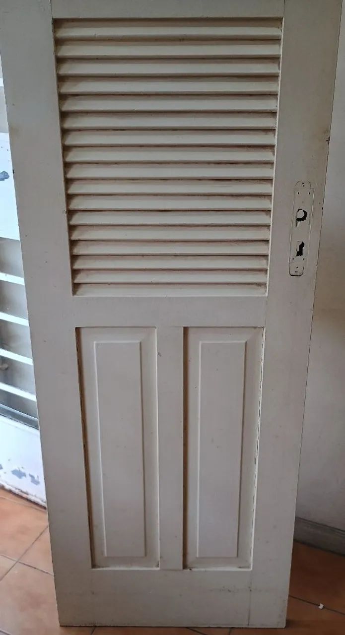 Porta de madeira com detalhes de vidro. - Foto 3