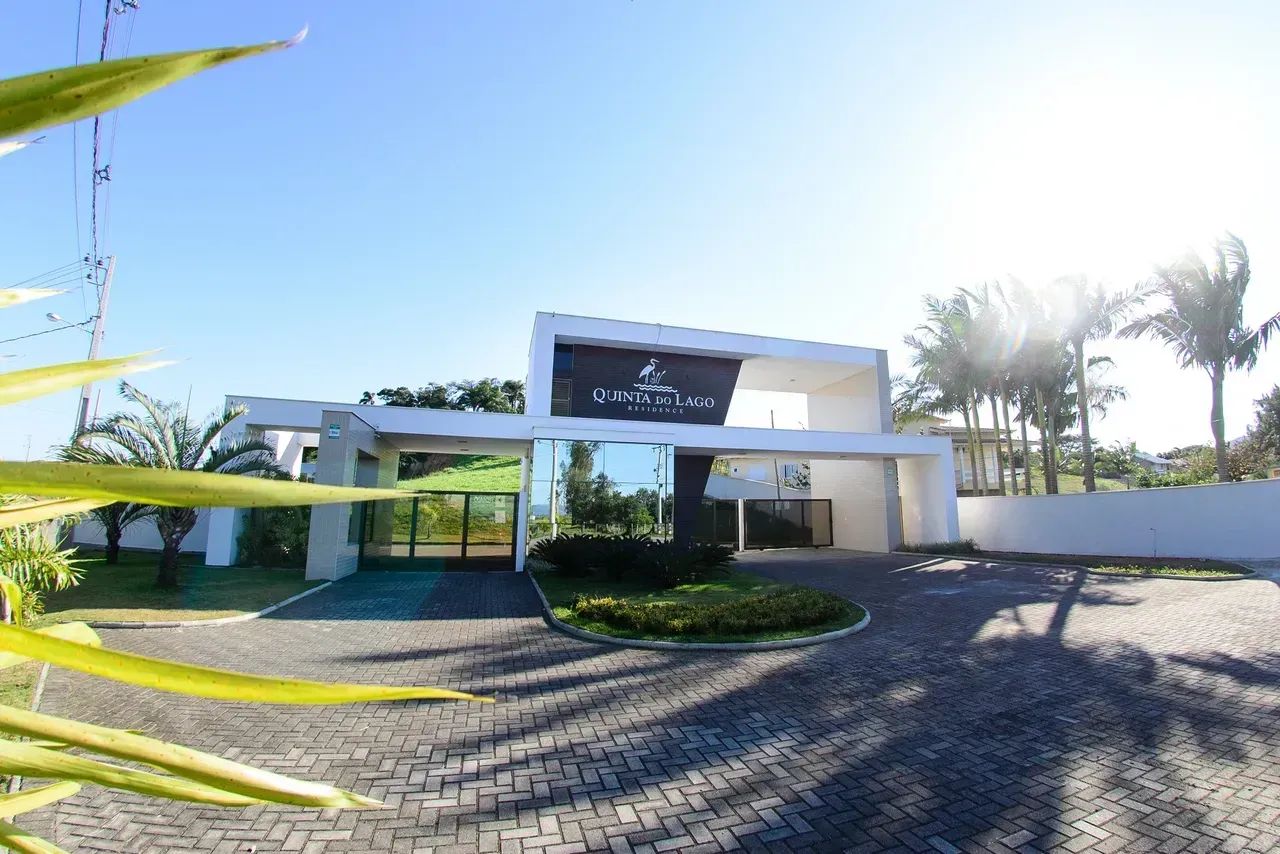 Condomínio fechado, terreno com 532m² parcelamento até 120x. Tubarão