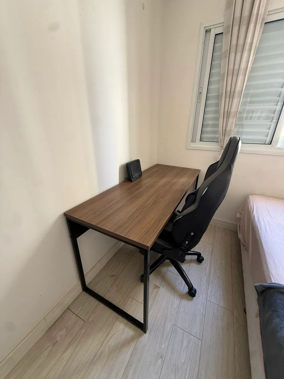 Mesa de escritório e cadeira gamer