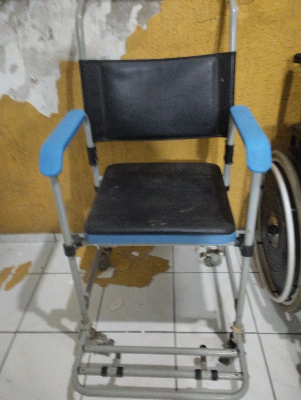 cadeira de rodas+ cadeira de banho ortobras - Foto 5