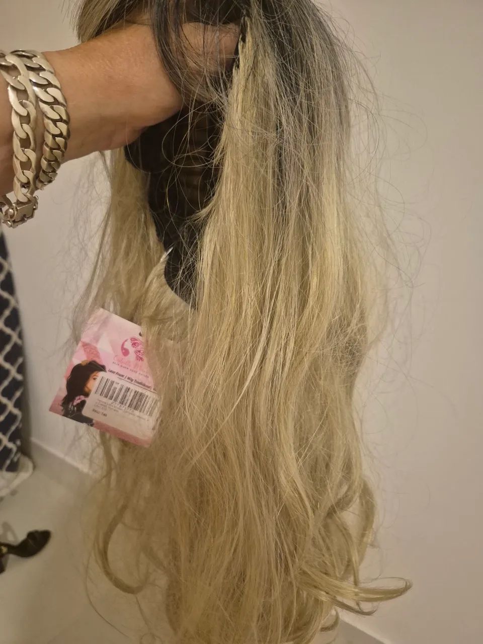 Peruca  longa/ lace franja louro com raiz esfumada - Foto 3