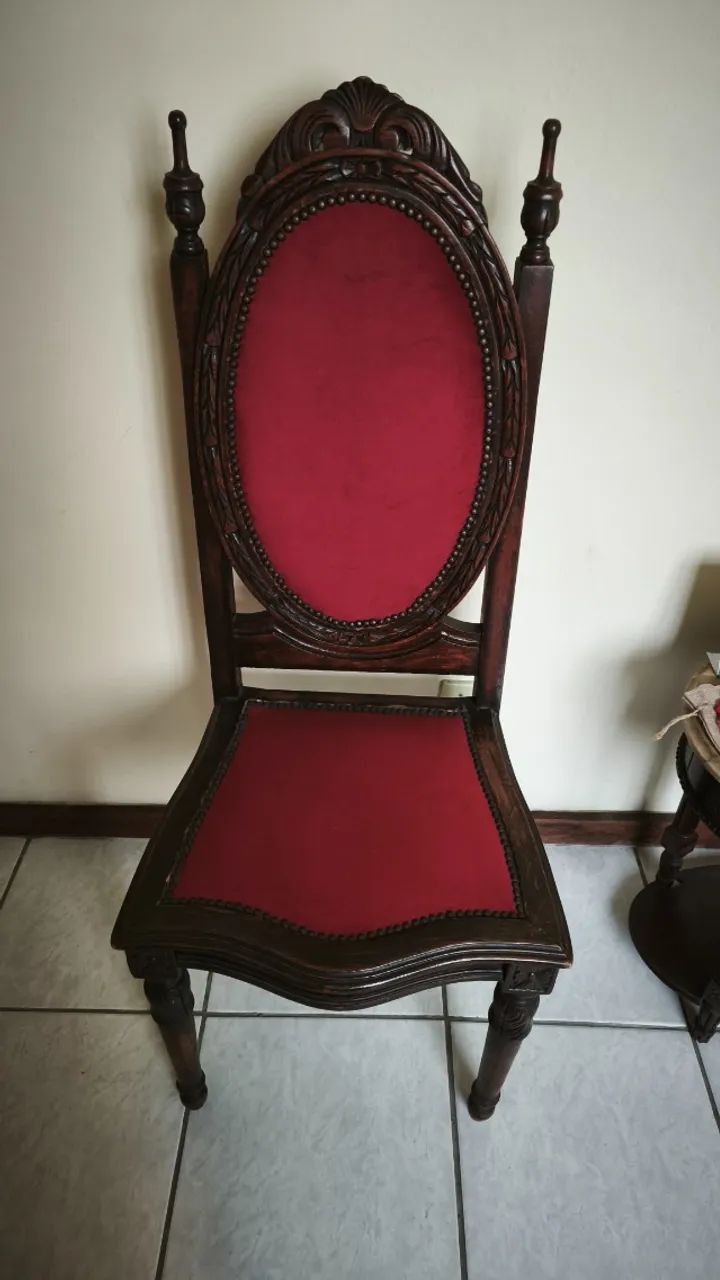 2 Cadeiras Clássicas em Madeira - Estofamento Renovado / Elegância e Sofisticação - Foto 3