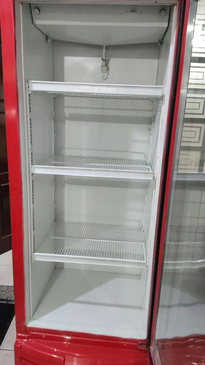 Vende se uma expositora vertical metalfrio cemi Nova funcionando perfeitamente 