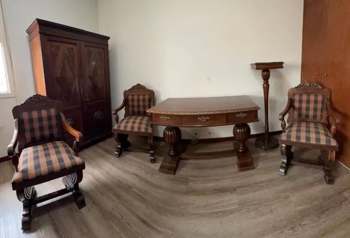 Conjunto Armário, Mesa e 3 Cadeiras