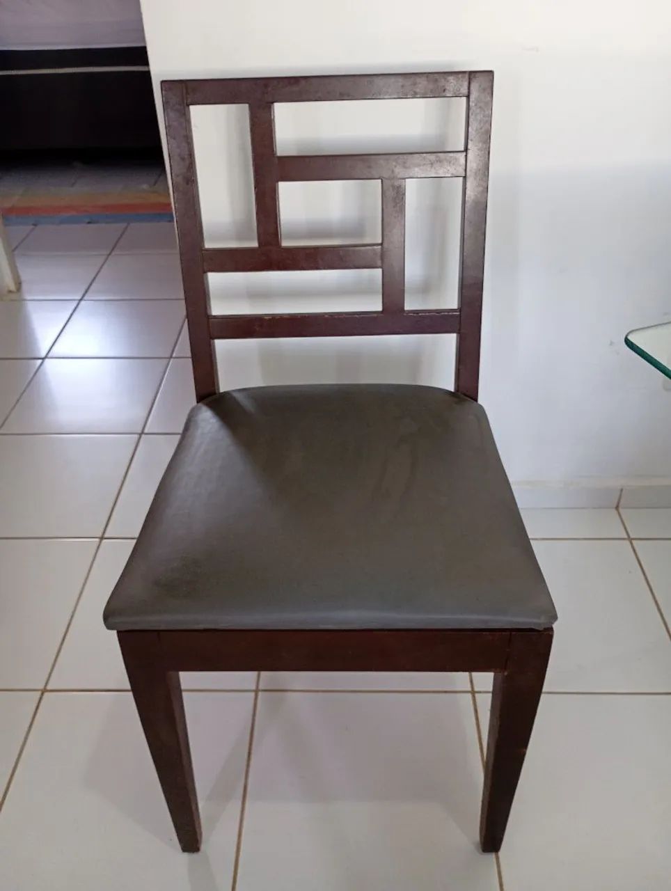 Vendo mesa de vidro ,base granito com cadeiras em madeira maciça  - Foto 3