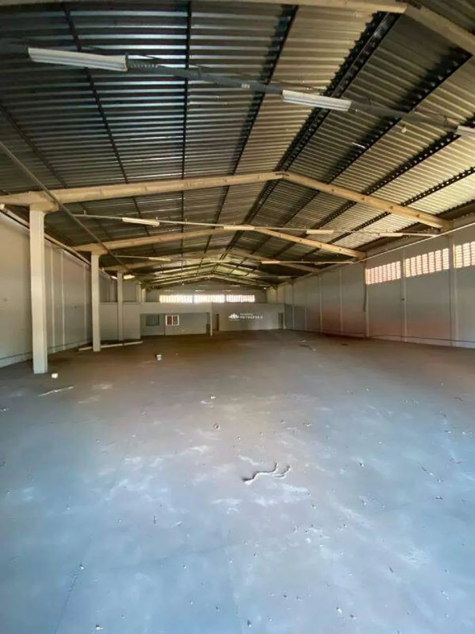 GALPÃO COMERCIAL COM 08 VAGAS DE GARAGEM DESCOBERTA EM TIMON-MA. - Foto 4