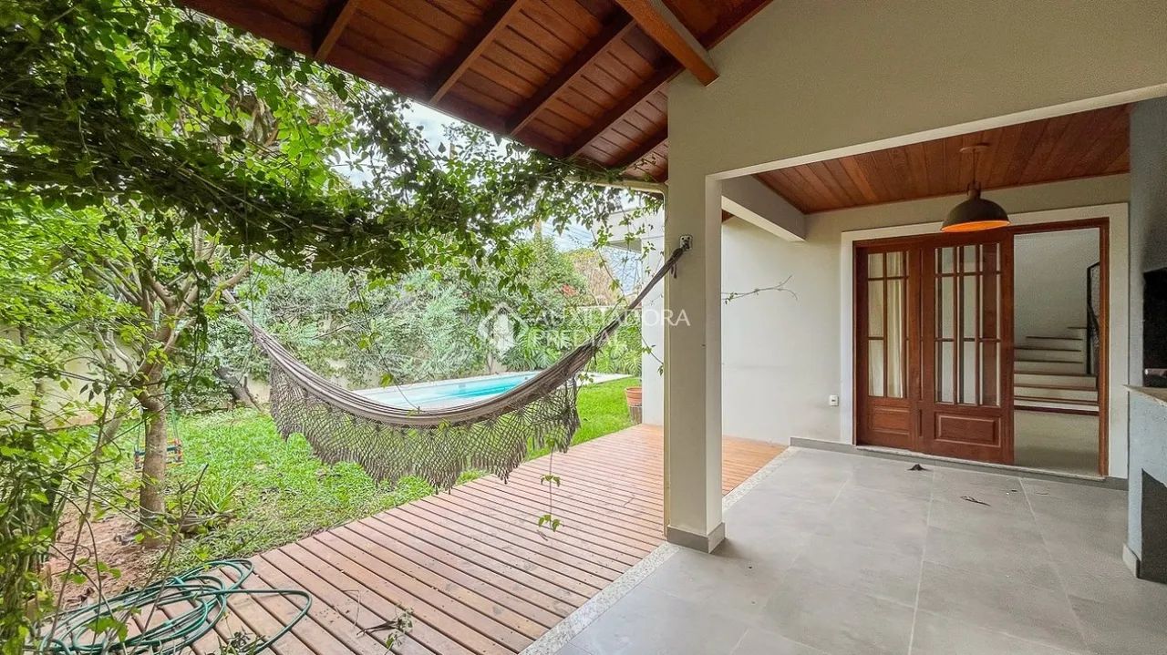 Ponto nobre, fácil acesso e cercada de comércio e serviços. Casa pronta para criar memória