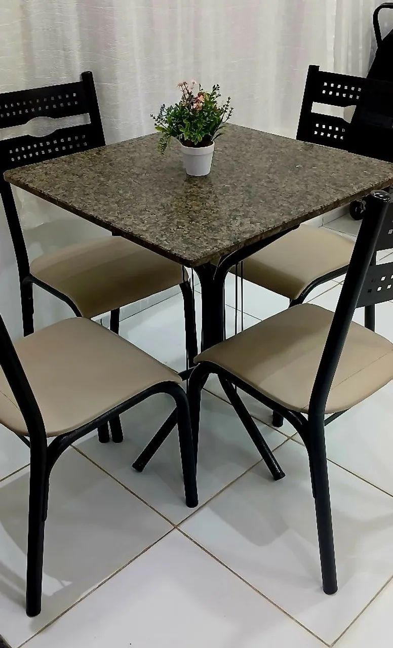 Mesa de Mármore com 4 Cadeiras  - Foto 2