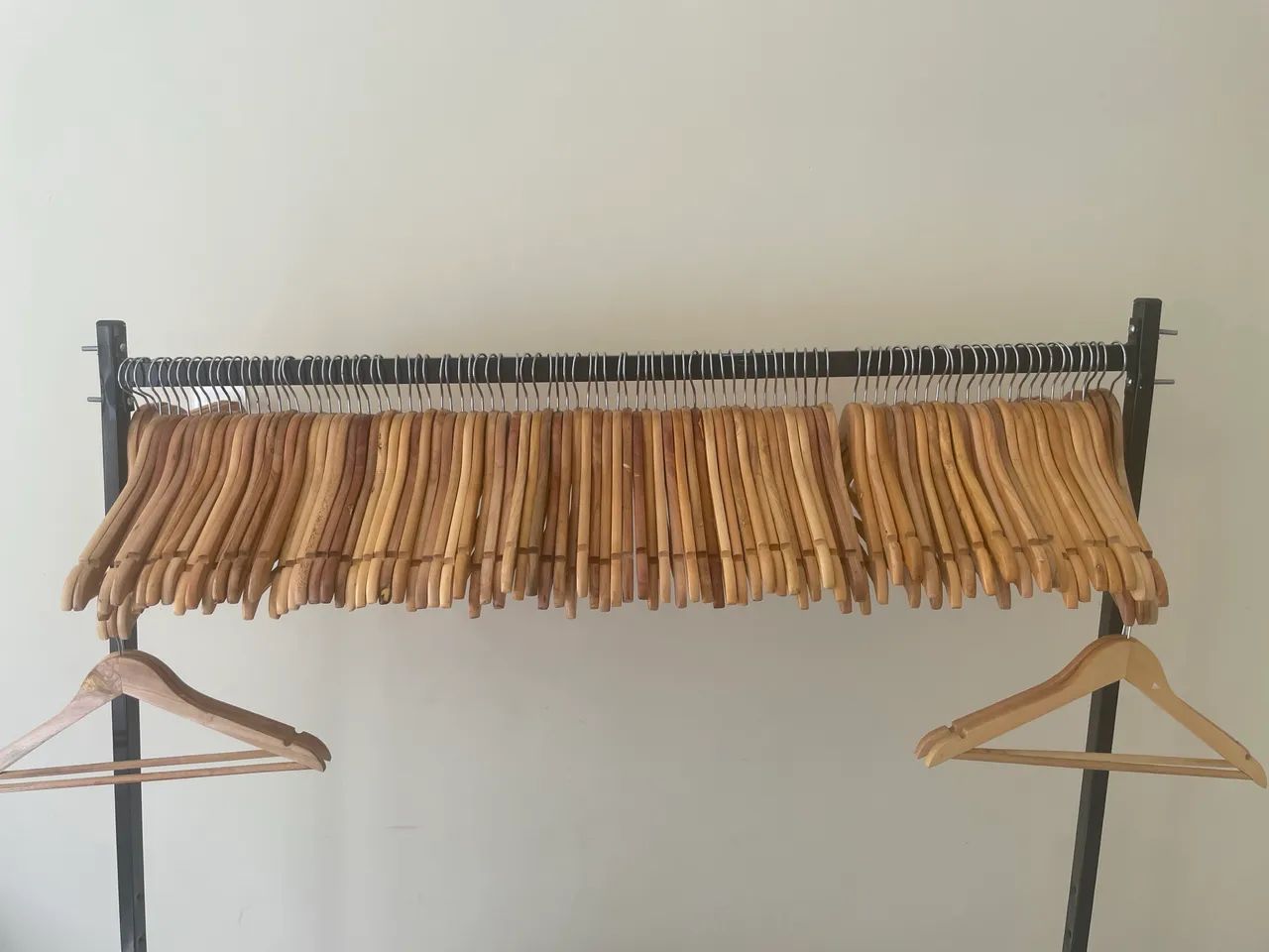 Cabides de madeira e de alumínio em perfeito estado 