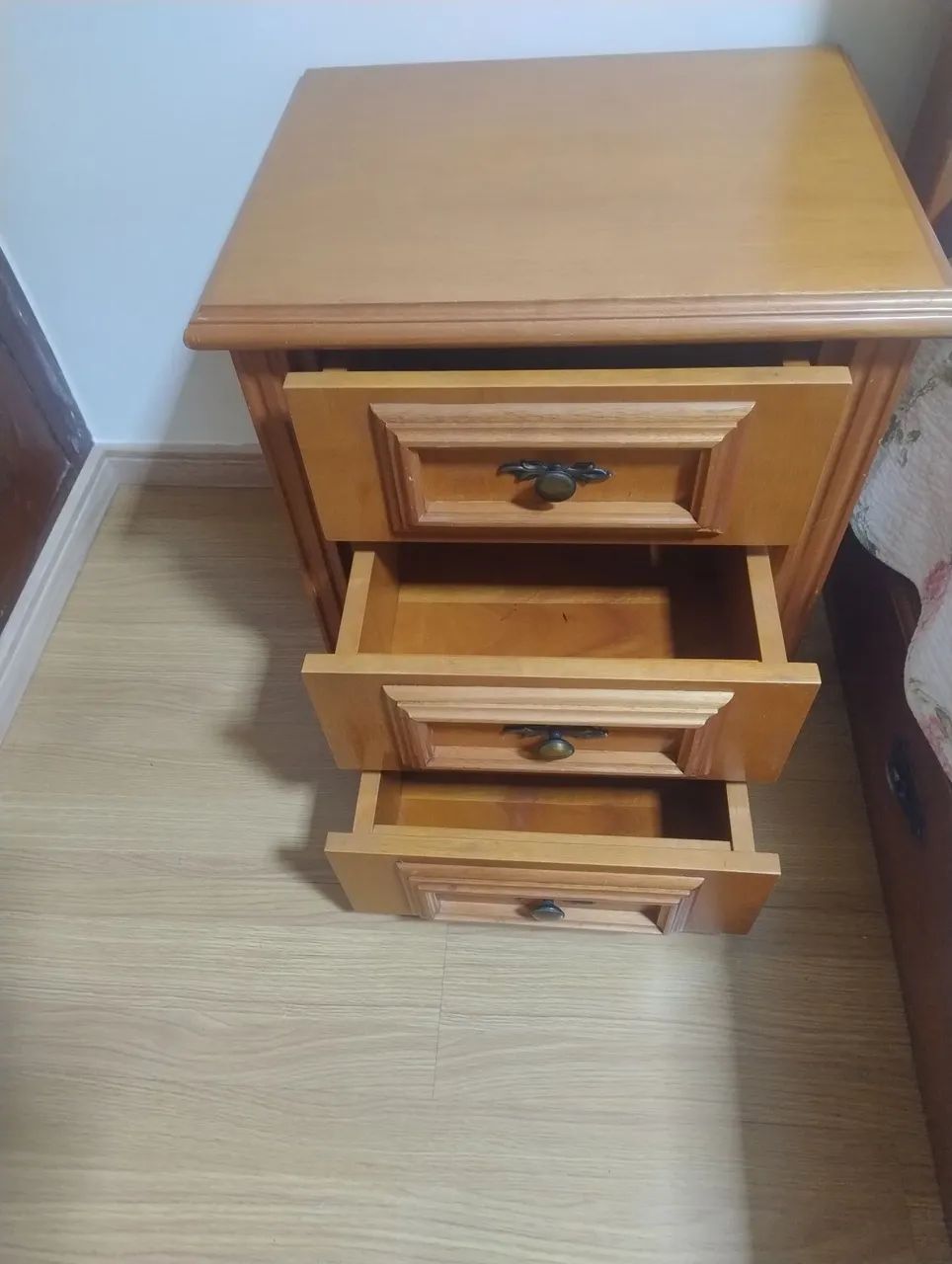 Cama casal , madeira maciça com 4 gavetas e criado mudo  - Foto 4