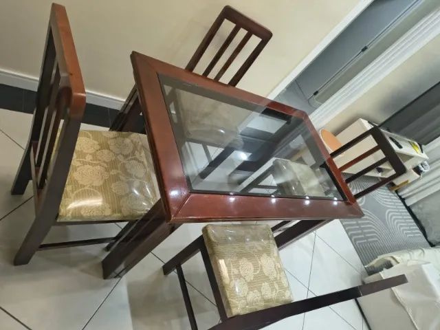 Mesa de Jantar em Madeira com Tampo de Vidro + 4 Cadeiras