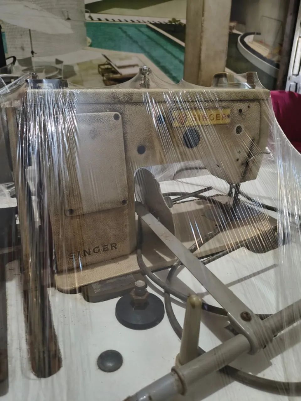 Máquina Industrial Singer com bancada